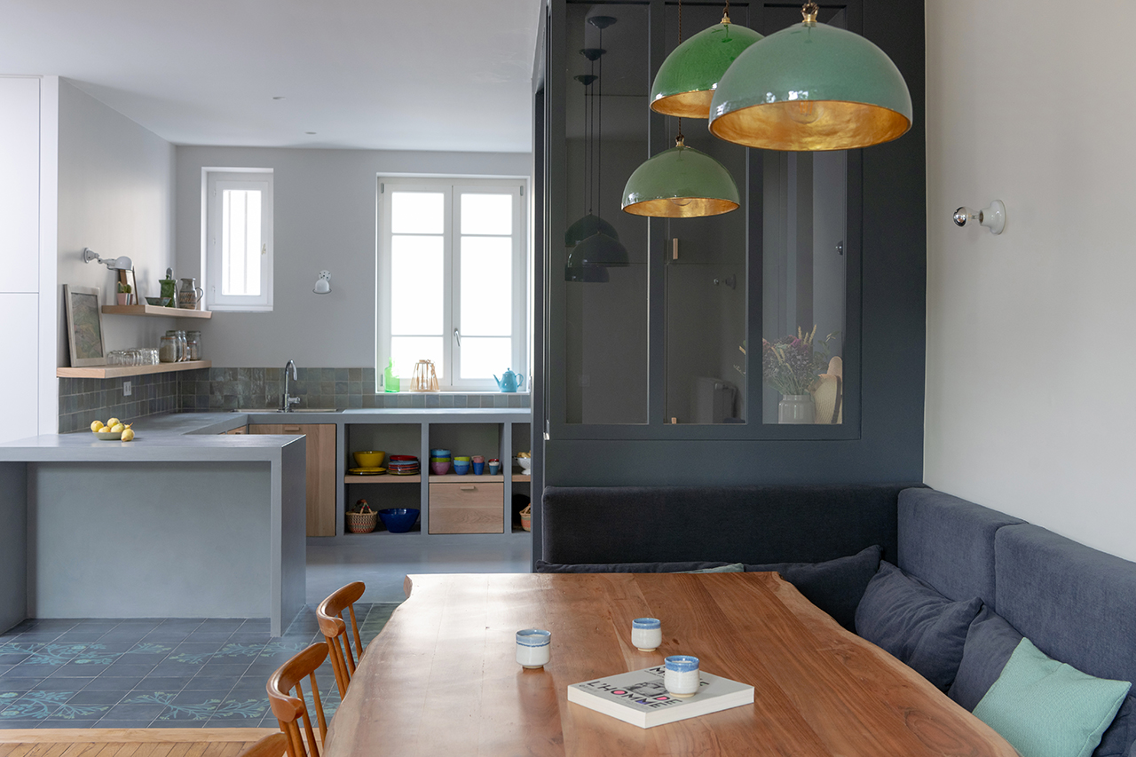 Vue de la cuisine depuis la salle à manger dans le cadre de la rénovation d'un appartement à la croix-rousse