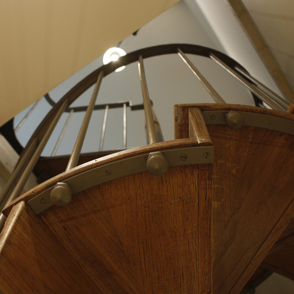 Un escalier en colimaçon mène au dernier étage