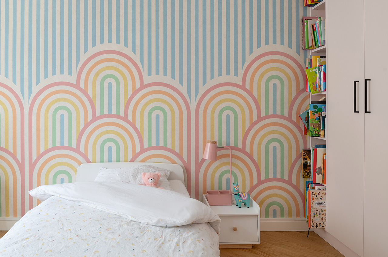 Installation d'appliques dans une chambre d'enfant de cette rénovation