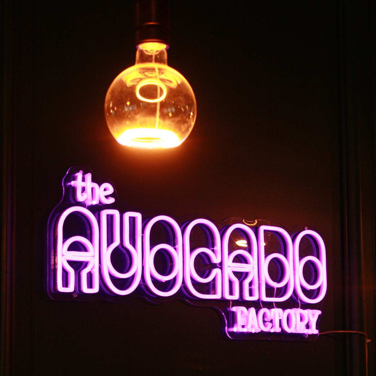 Le néon du logo avocado, mis en lumière par AC2R