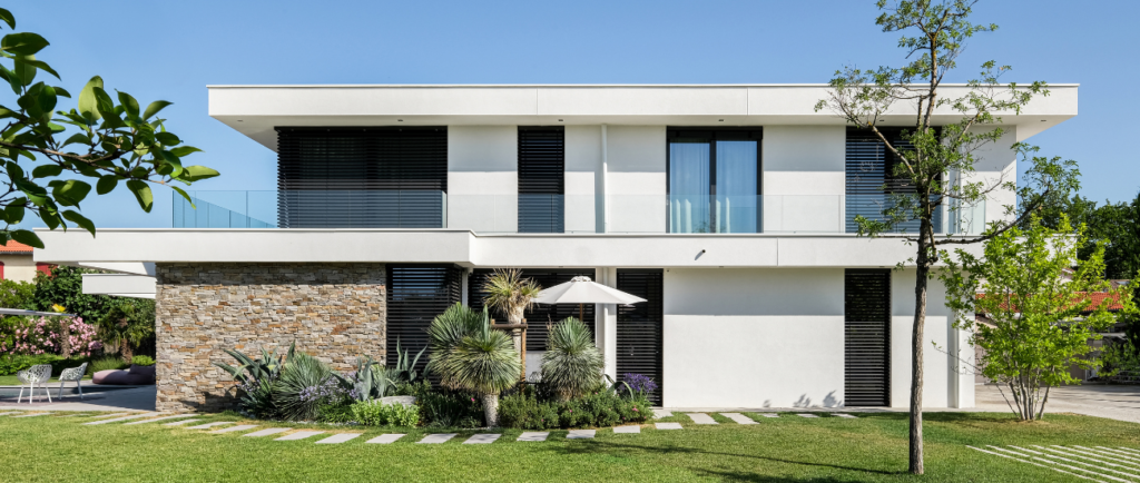 Maison moderne blanche à toit plat