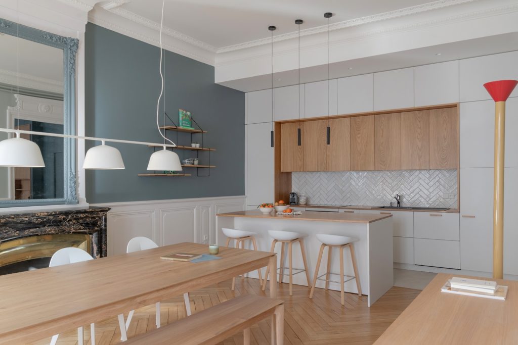 Cuisine couleur bleue et bois clair. Suspensions blanche et noires