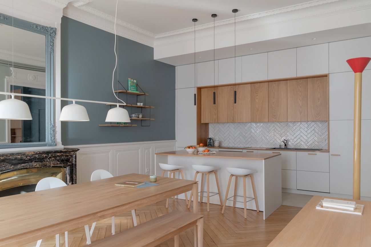 Cuisine couleur bleue et bois clair. Suspensions blanche et noires