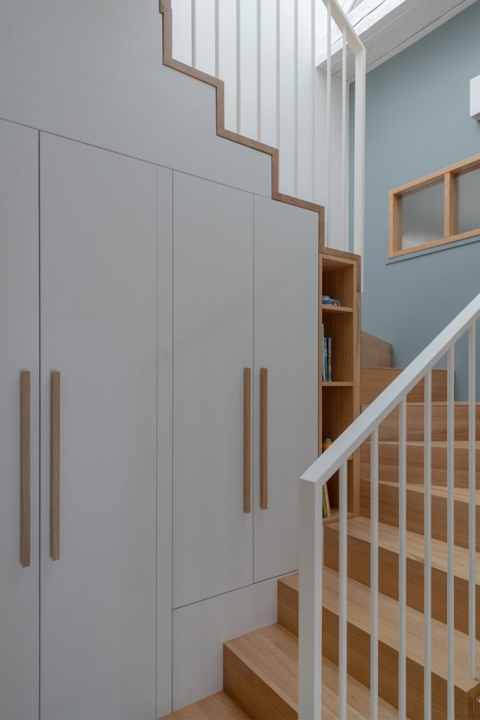 Montée d'escalier en bois et luminaires encastrés.