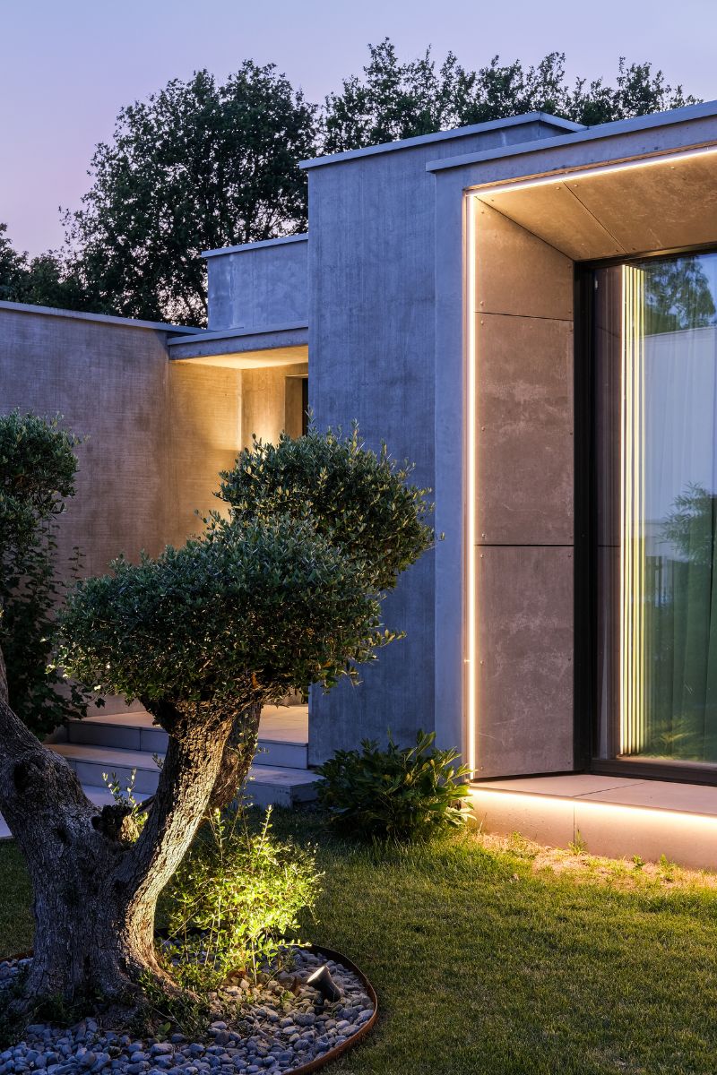 AC2R entreprise spécialisée en électricité à Lyon. Photo d'une maison vitrée éclairée dans l'ouest Lyonnais.