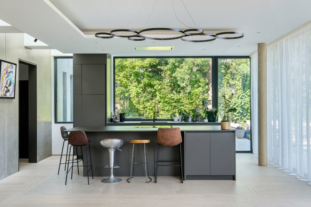 AC2R spécialiste de l'électricité et éclairage design à Lyon et sa région, photo d'une maison illuminée