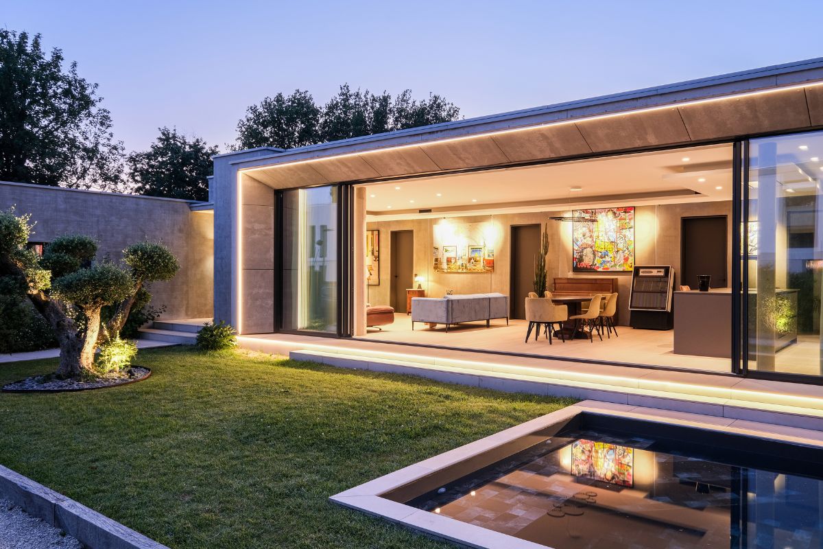 AC2R spécialiste de l'électricité et éclairage design à Lyon et sa région, photo d'une maison illuminée