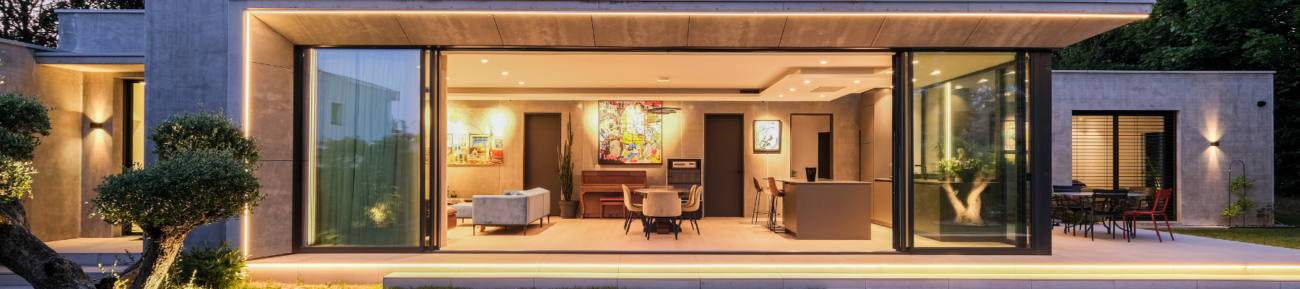 AC2R vue de nuit d'une baie vitrée éclairée