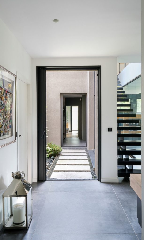 couloir maison moderne noir et blanc