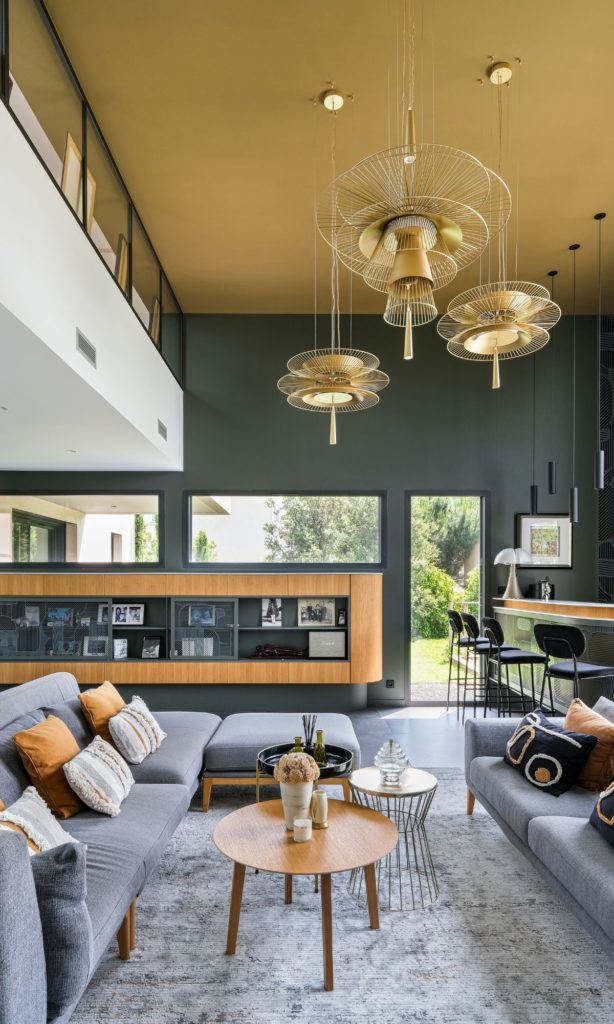 vue d'ensemble d'une pièce colorée or et noir avec des luminaires design