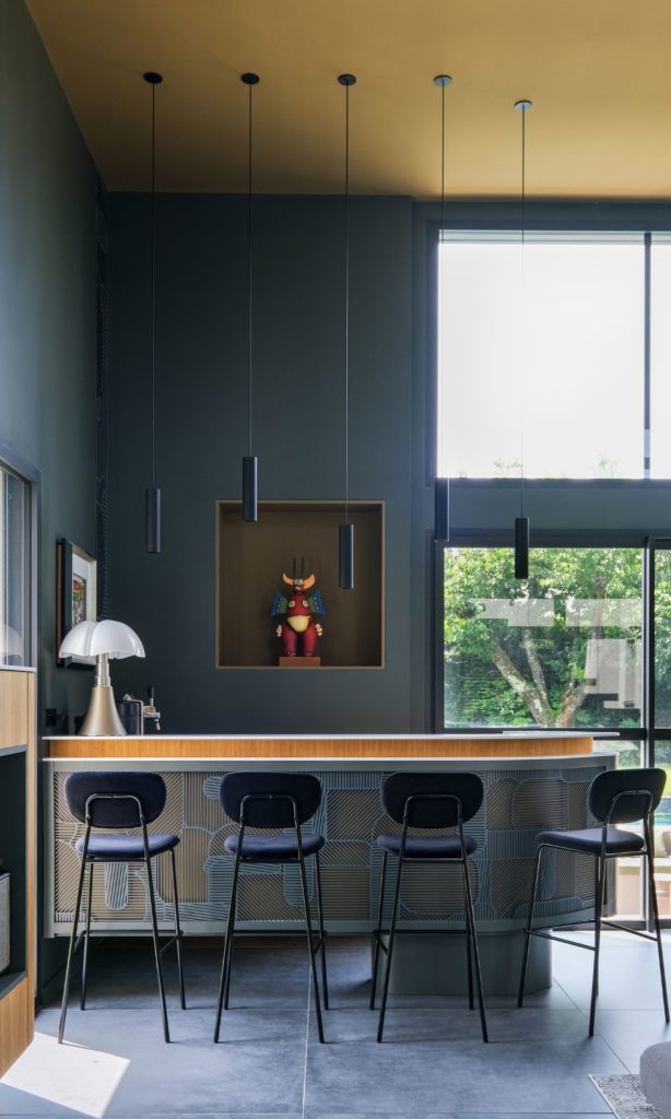 coin bar peint en noir avec des suspensions fines et design