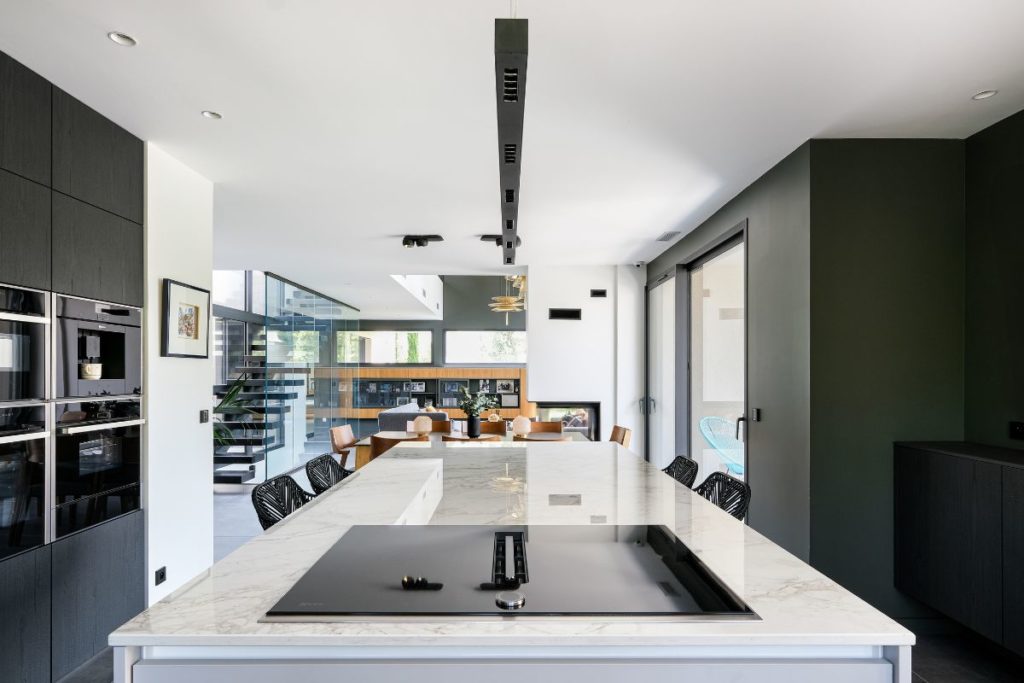 vue de la cuisine depuis l'ilot centrale en marbre blanc.