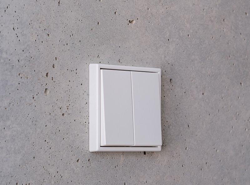 interrupteur Jung sur mur brut en béton
