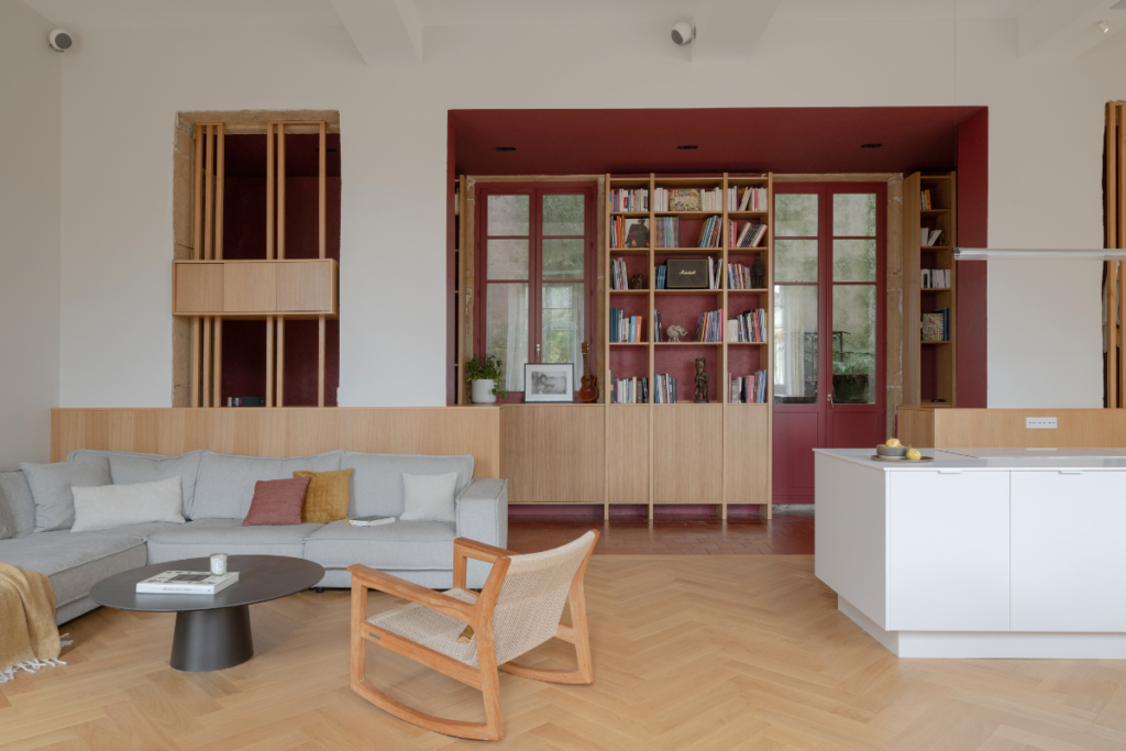 Vue d'ensemble du salon avec le video projeteur fermé, caché.