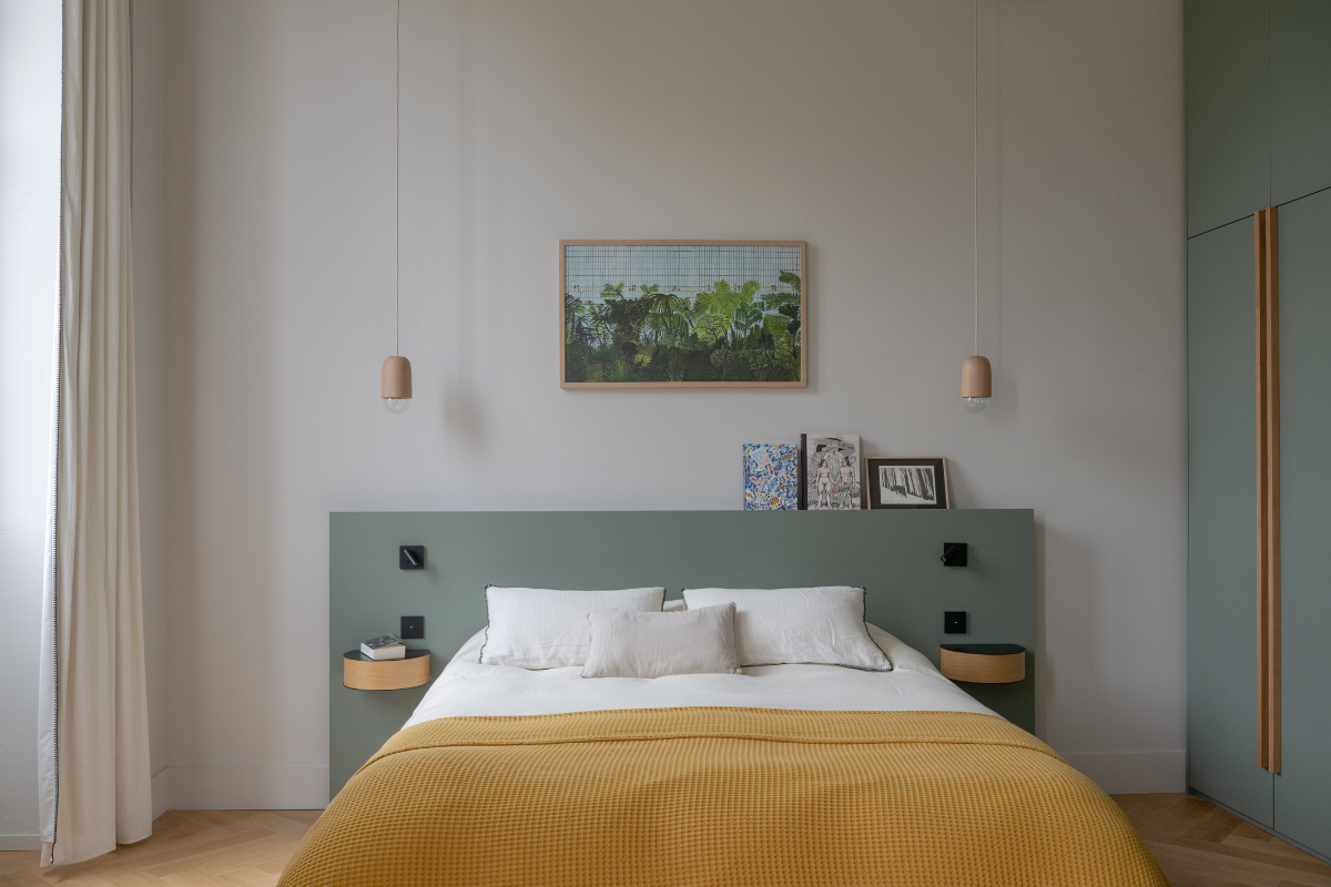 Tête de lit de la chambre parentale avec des luminaires qui descendent de part et d'autre et des liseuses intégrées.