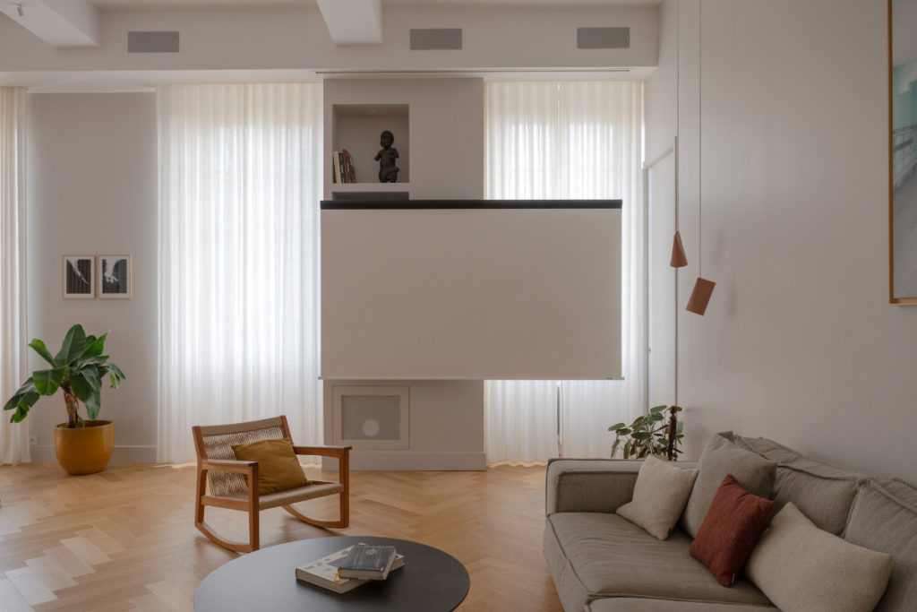 L'écran du videoprojecteur est déroulé, les filins invisibles permettent un visionnage à hauteur des yeux.