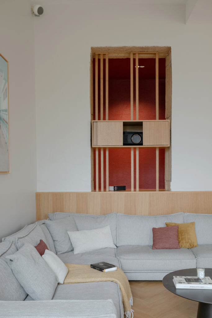 un caisson en bois est ouvert laissant apparaitre le video projecteur. Il se referme une fois la séance de cinéma terminée.