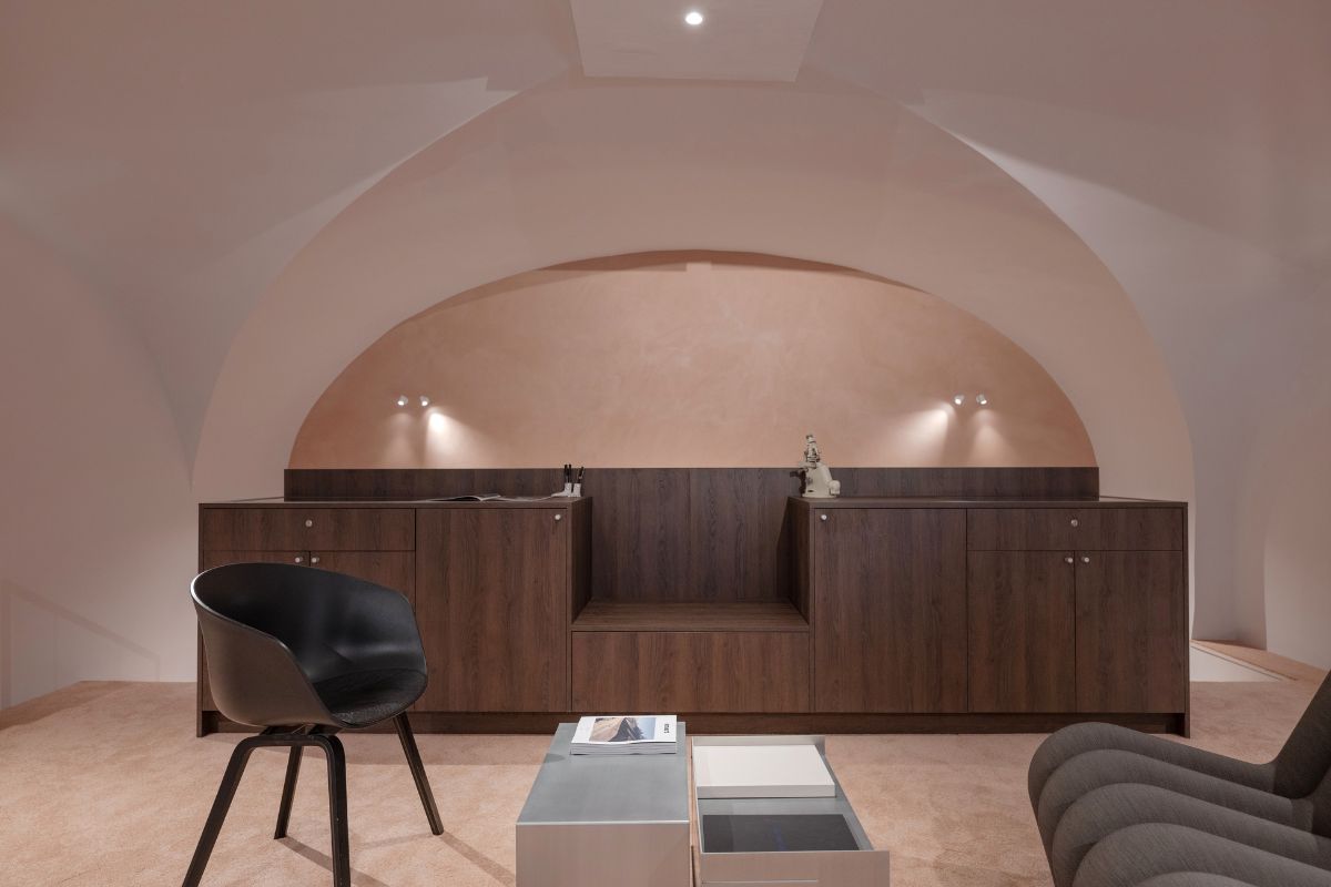 Mobilier éclairé dans un salon confidentiel à Lyon