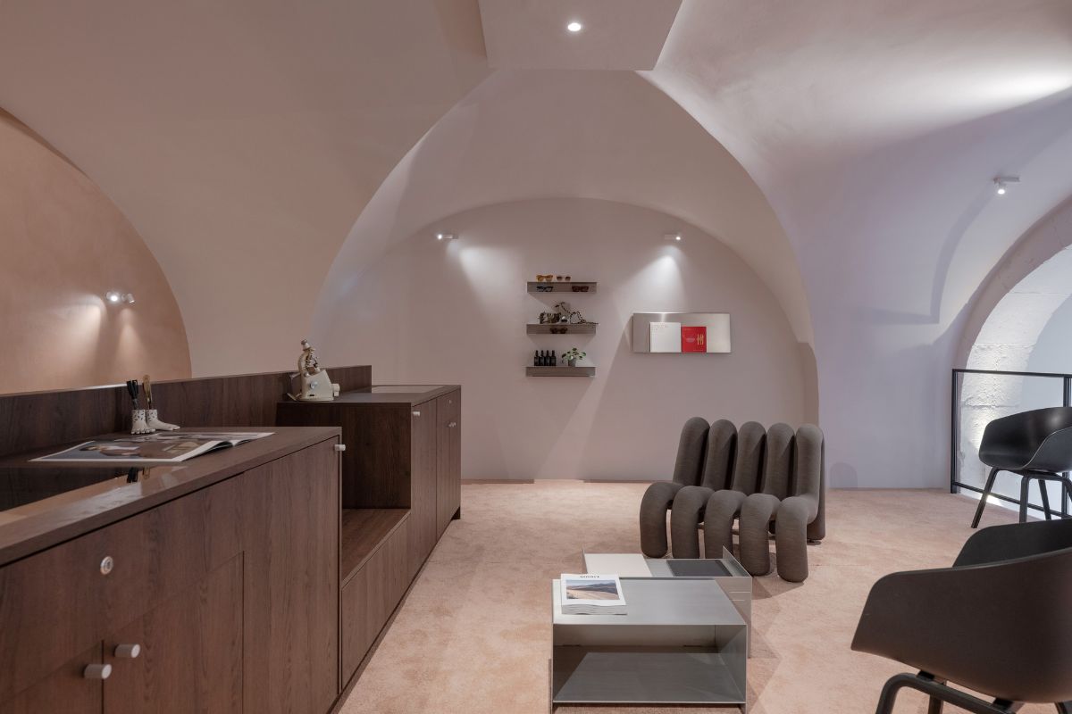 Salon privé d'une boutique d'optique design à Lyon avec des beaux luminaires