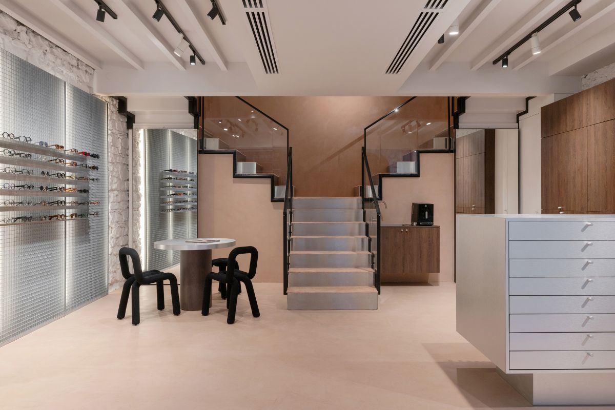 Entrée d'une boutique de lunettes design avec de beaux luminaires