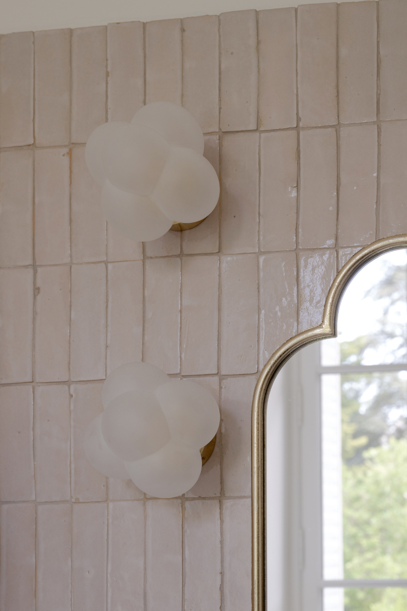 Des appliques murales en forme de bulles de savon.