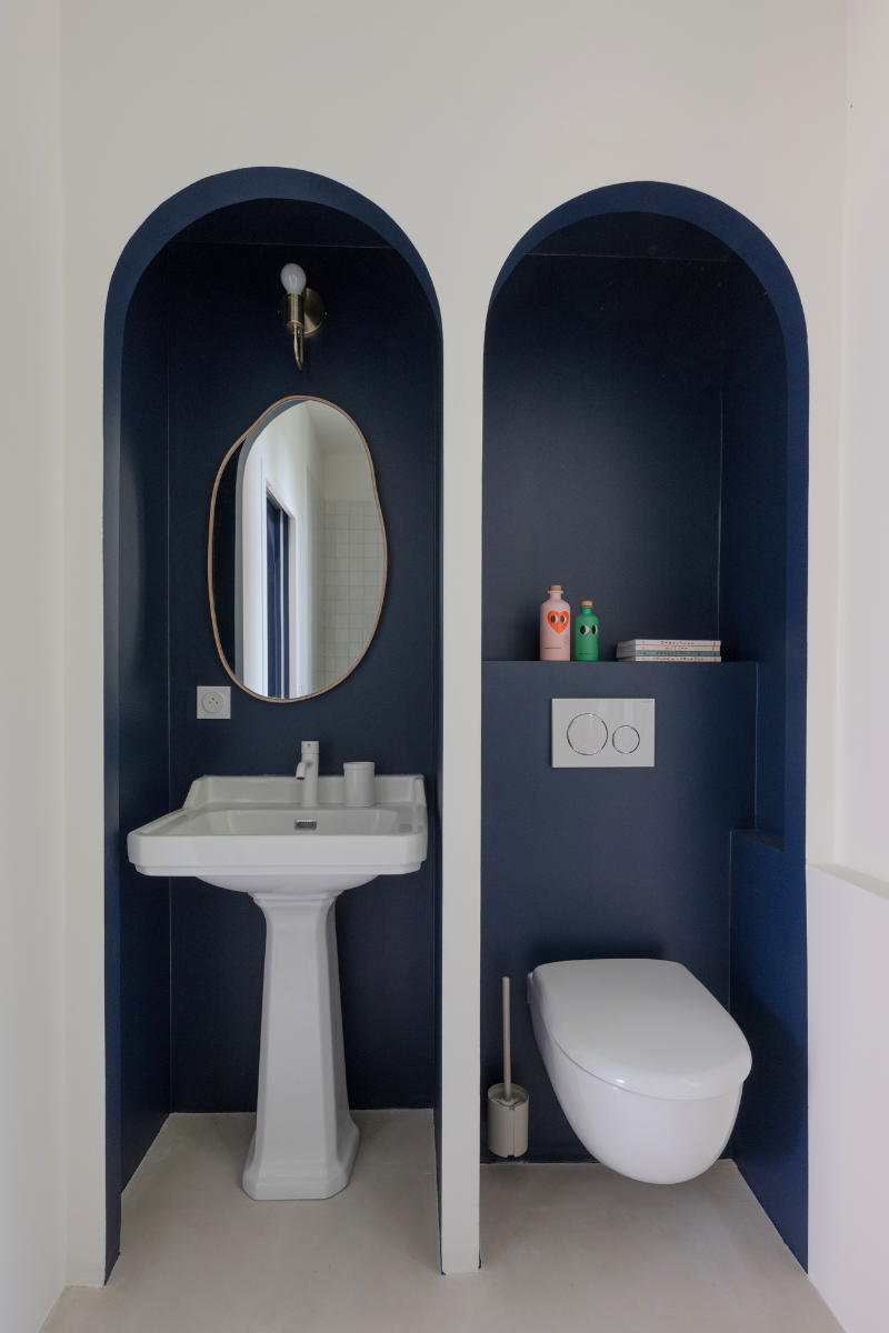 Deux niches bleu foncé pour accueillir un lavabo est des WC.
