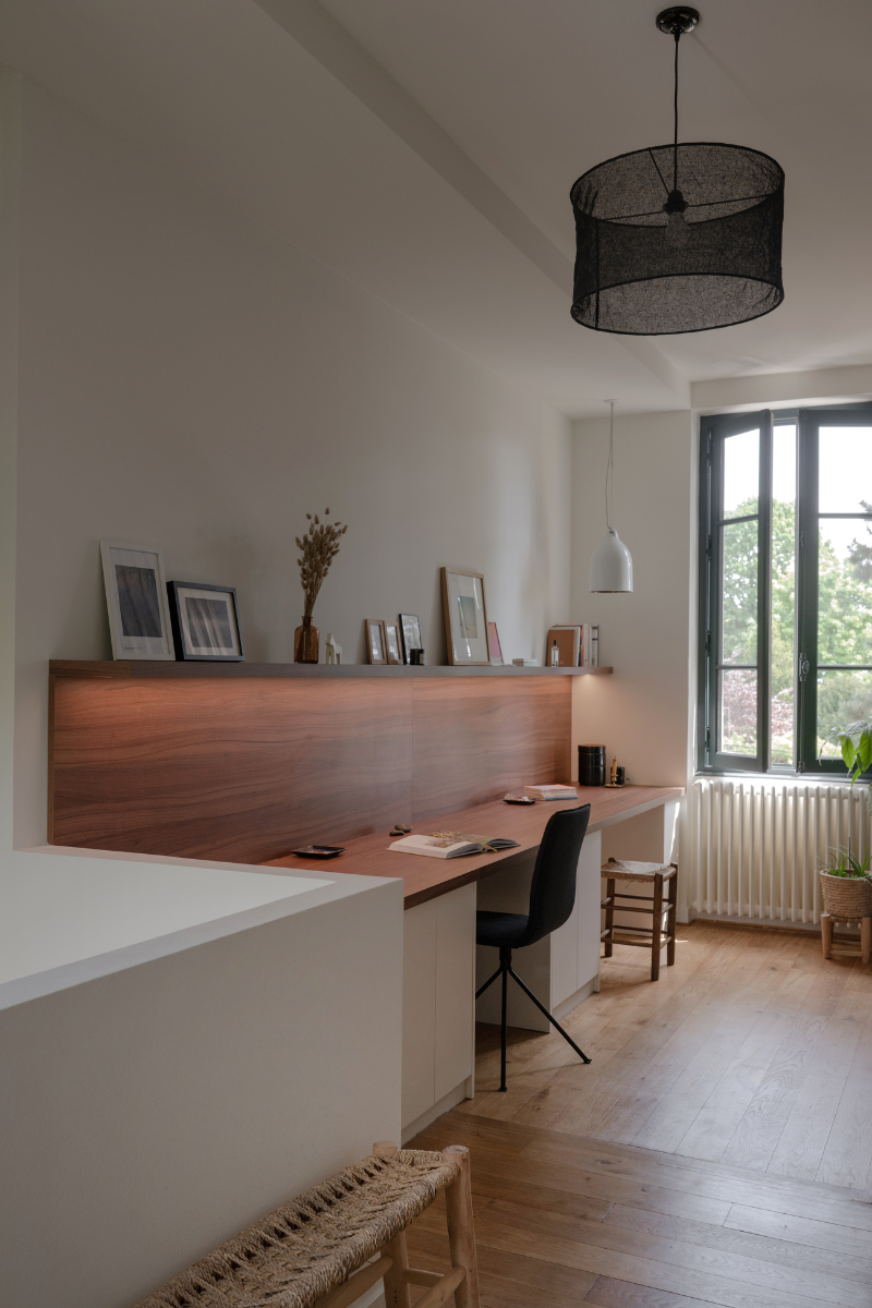 un espace de travail en bois et couleurs clairs - luminaires Bufferlamp Pols Potten.