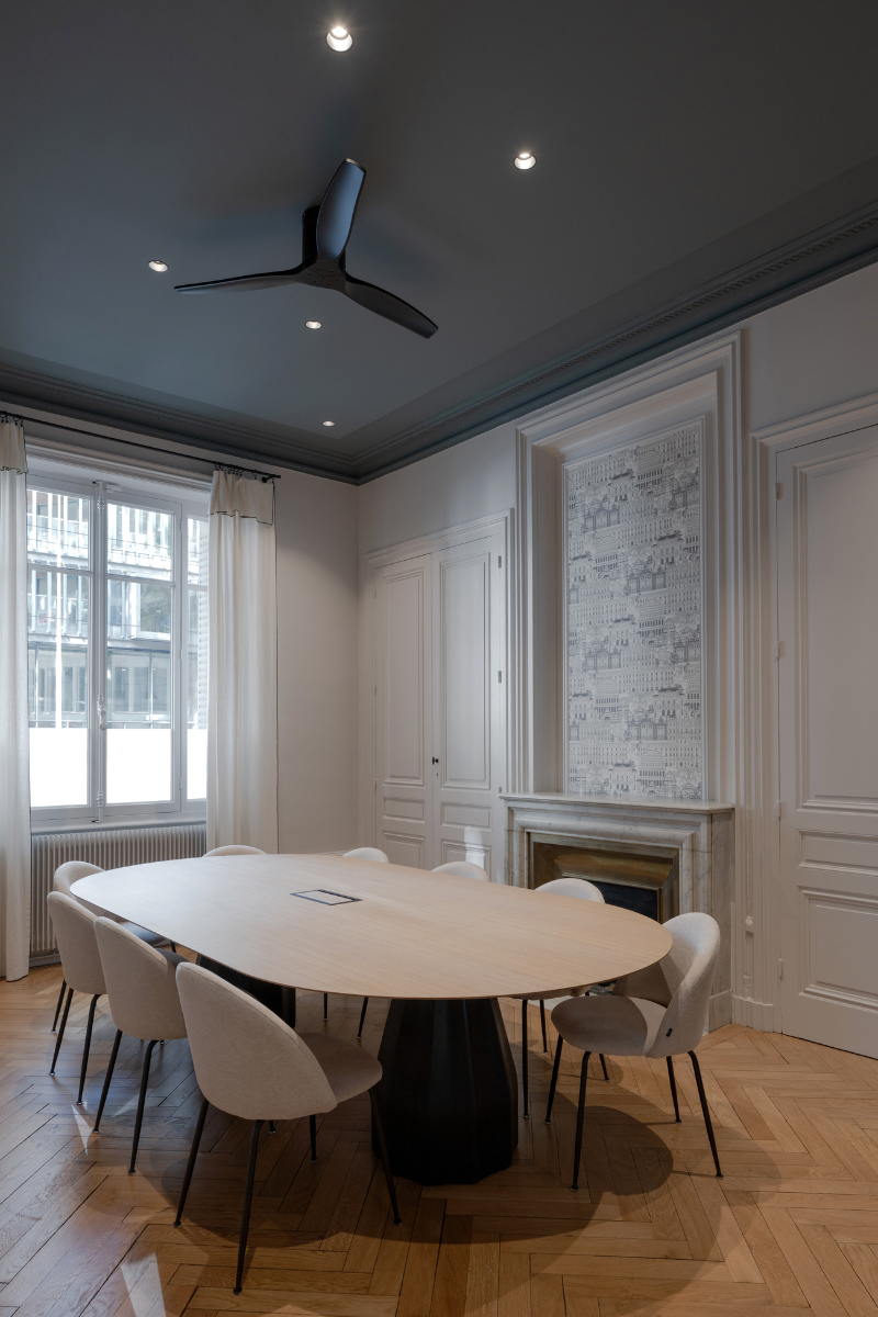 bureau éclairé spots et ventilateur de plafond
