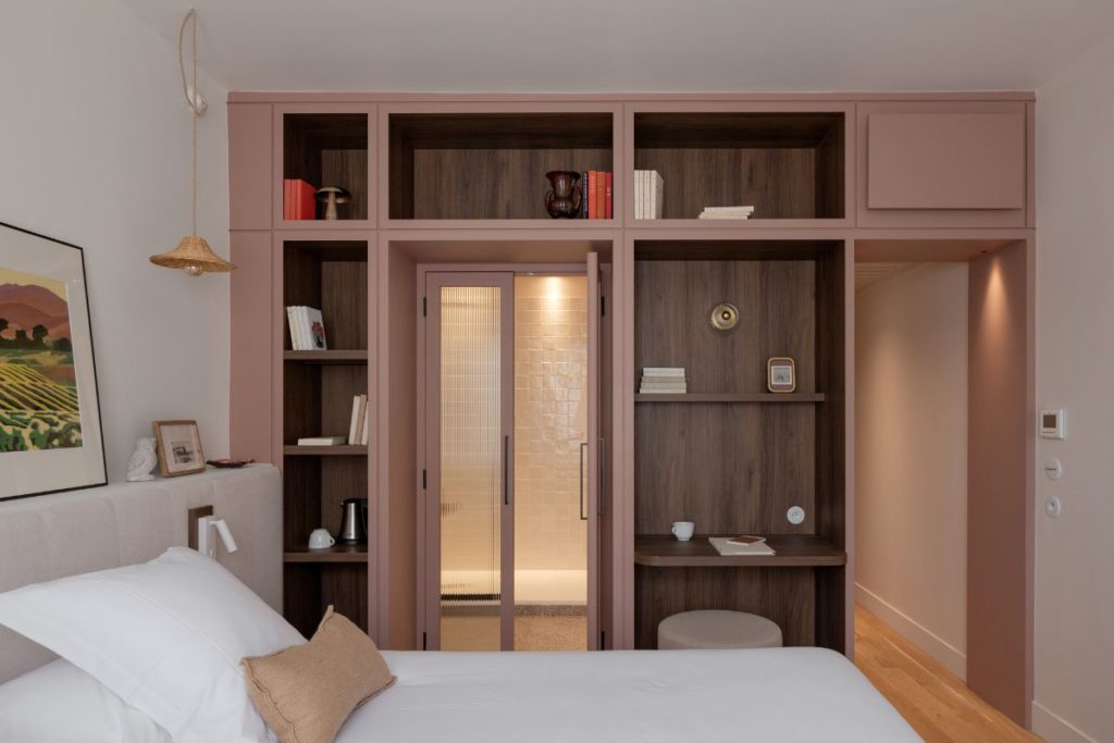 Chambre d'hôtel rose