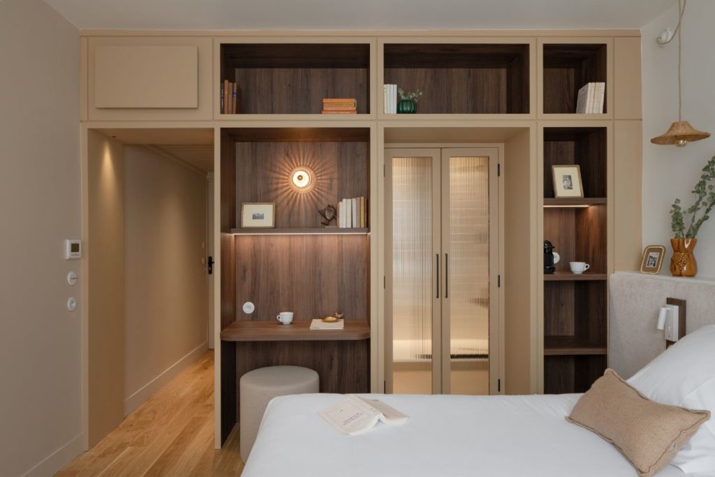 Chambre d'hôtel jaune