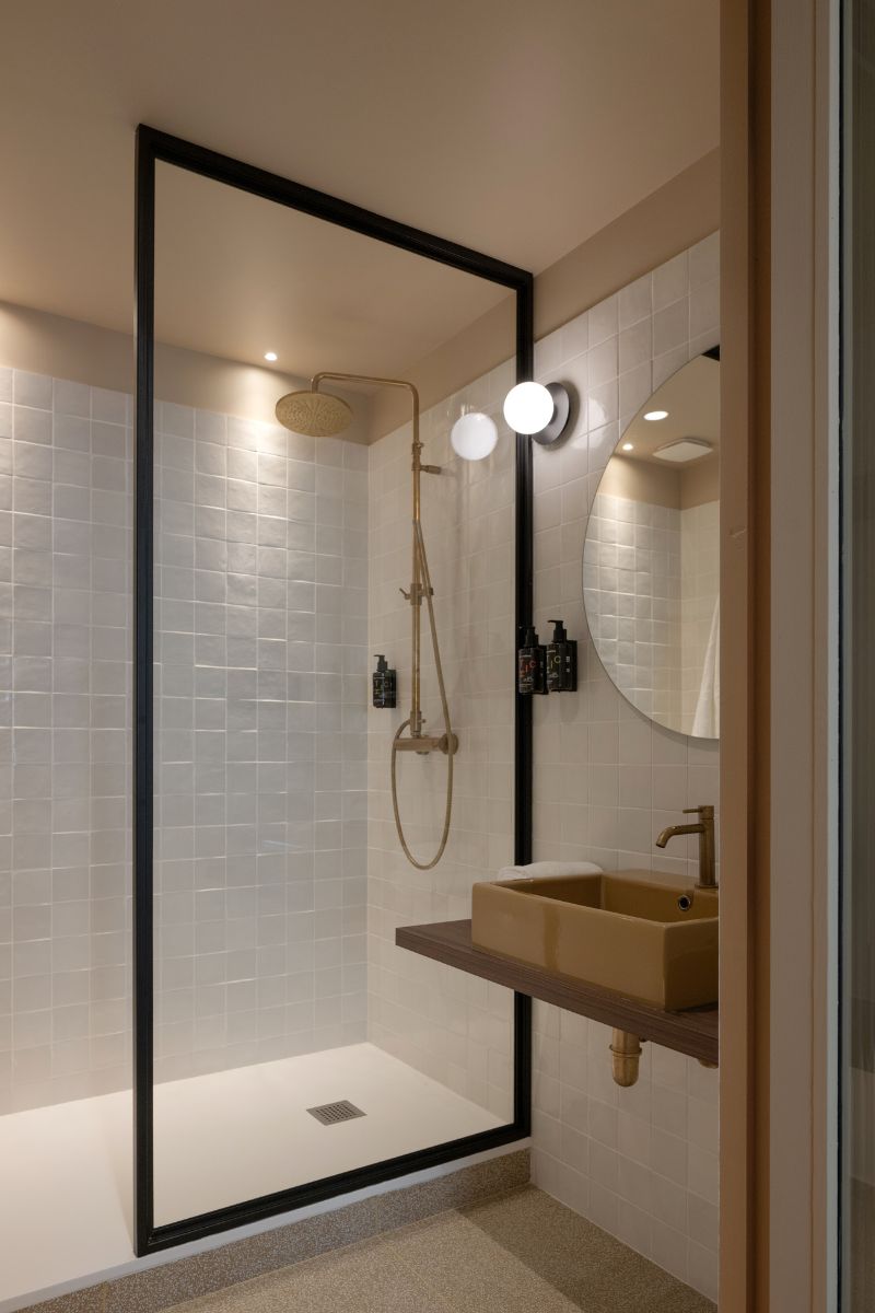 éclairage dans une salle de bain d'hôtel