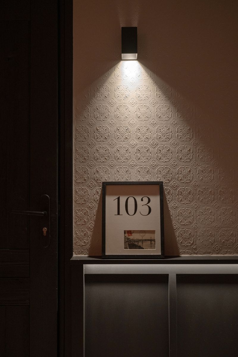 numéro de chambre d'hôtel éclairé par une applique directionnelle