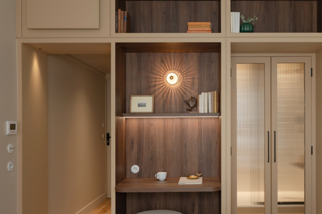 éclairage de l'entrée d'une chambre d'hôtel avec boutons centralisés.