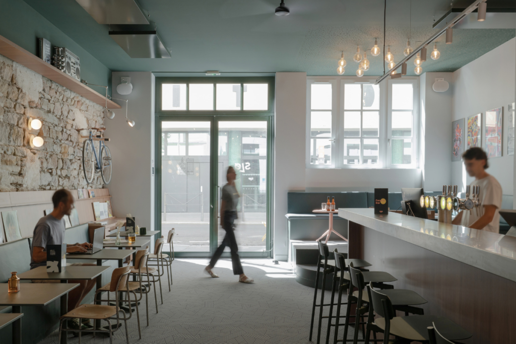 Salle commune d'un hôtel rénové électriquement par AC2R