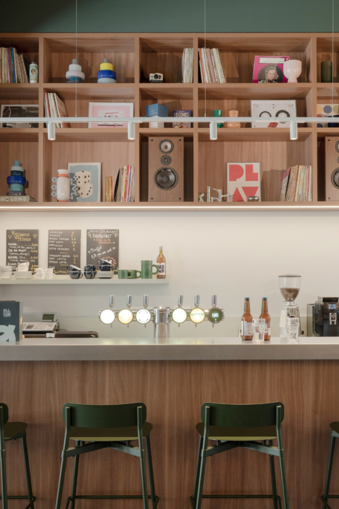 Bar d'un hôtel éclairé par AC2R
