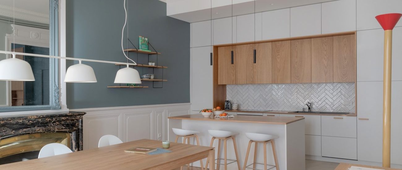 Cuisine couleur bleue et bois clair. Suspensions blanche et noires