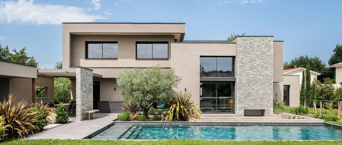 Un maison à toit plat dans l'ouest lyonnais avec piscine.