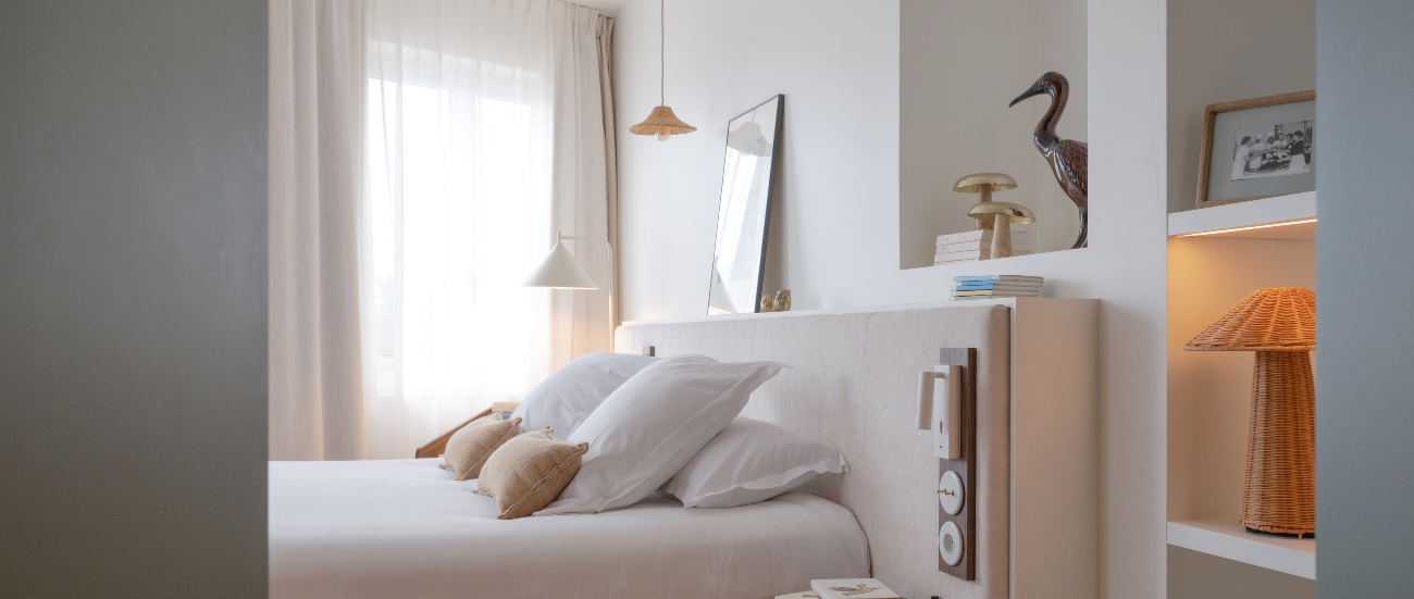 Chambre d'hôtel alliant modernité et authenticité