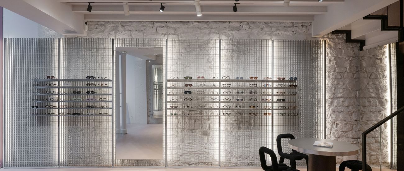 bannière représentant un mur retro-éclairé avec des lunettes design