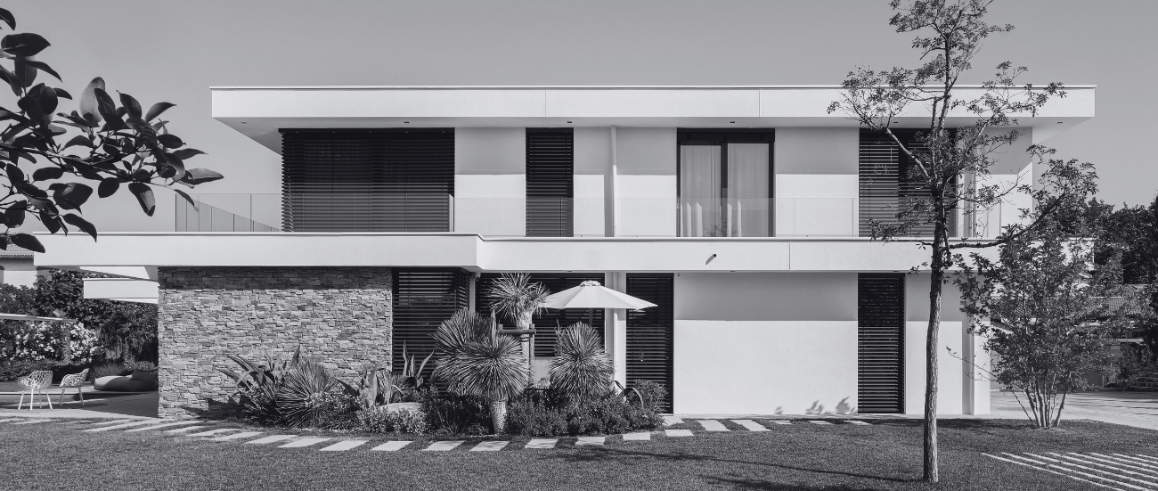 Maison moderne à toit plat photo en noir et blanc