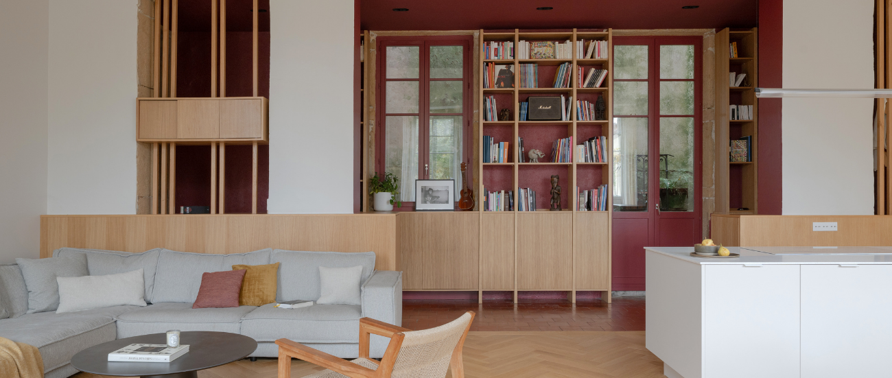 bannière présentant un salon moderne en bois. Le homme cinéma est caché.