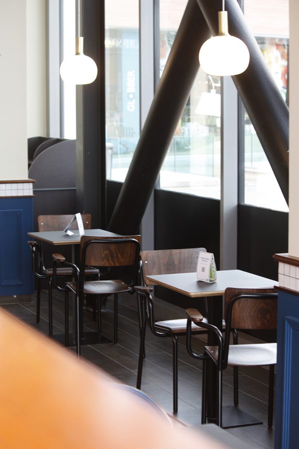 tables_chaises Eclairage bistro imaginé par AC2R pour Les Burgers de Papa