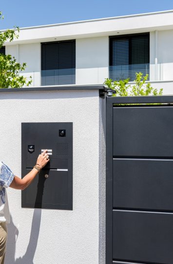 ensemble visiophone, interphone et boite aux lettres.
